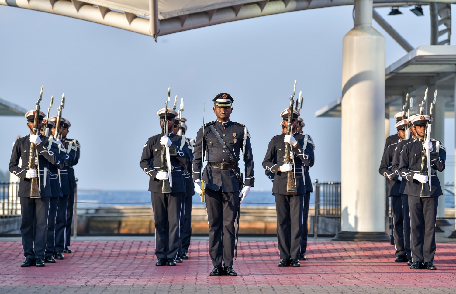 މާލެ: ނޮވެމްބަރު 3، 2018- މި އަހަރުގެ ނަސްރުގެ ދުވަހުގެ މުނާސަބަތުގައި އެމްއެންޑީއެފުން މިއަދު ހަވީރު ޖުމްހޫރީ މައިދާނުގައި ބޭއްވި މިއުޒިކަލް ޑްރިލްގައި ސިފައިންގެ ހެވިކަމުގެ ހަރަކާތްތަކެއް ދައްކާލަނީ.--- ފޮޓޯ: ނިޝާން އަލީ/މިހާރު