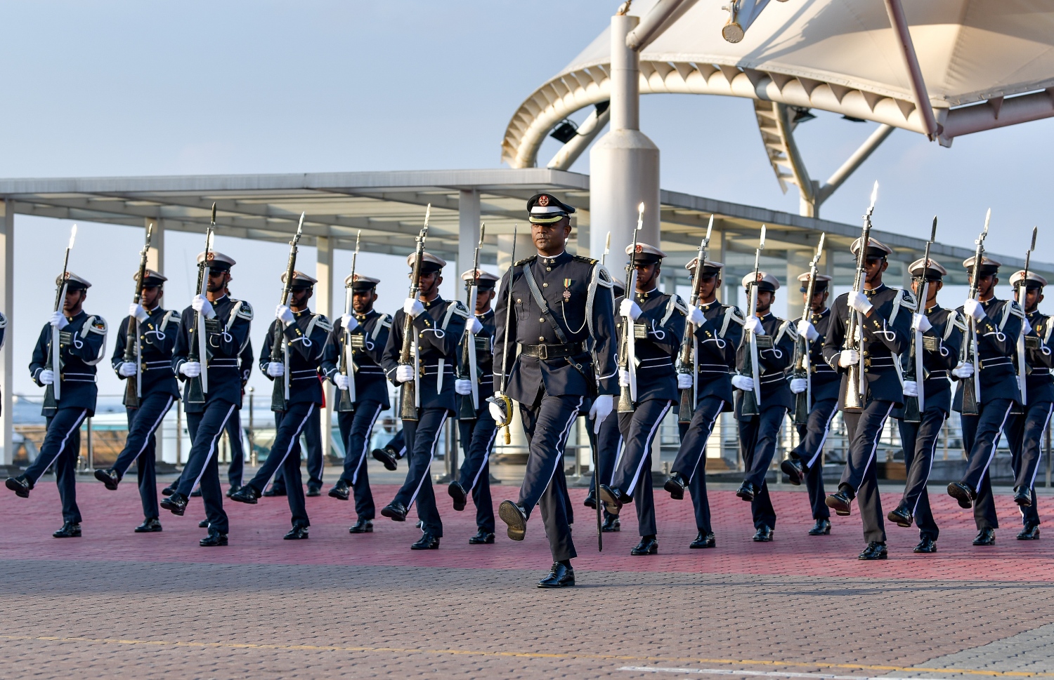 މާލެ: ނޮވެމްބަރު 3، 2018- މި އަހަރުގެ ނަސްރުގެ ދުވަހުގެ މުނާސަބަތުގައި އެމްއެންޑީއެފުން މިއަދު ހަވީރު ޖުމްހޫރީ މައިދާނުގައި ބޭއްވި މިއުޒިކަލް ޑްރިލްގައި ސިފައިންގެ ހެވިކަމުގެ ހަރަކާތްތަކެއް ދައްކާލަނީ.--- ފޮޓޯ: ނިޝާން އަލީ/މިހާރު