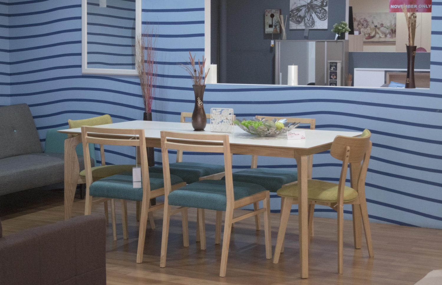 އަލޯރާ ޕޭން ހޯމްގައި ކުރިޔަށް ގެންދާ ހުސްކުރާ ސޭލްގައި ވިއްކާ ޑަައިނިން ސެޓް-- ފޮޓޯ: އަލޯރާ