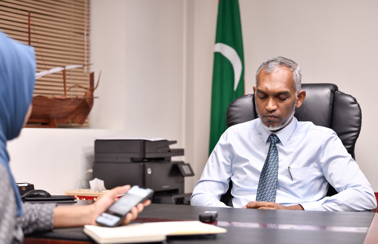 މިނިސްޓަރު މުއިއްޒު "މިހާރު"އާ ވާހަކަ ދައްކަވަނީ. --ފޮޓޯ: ނިޝާން އަލީ/މިހާރު