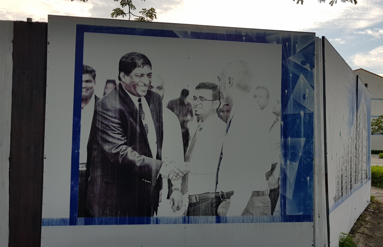 ސީލައިފަށް ދިން ބިމުގައި ހަރުކޮށްފައިވާ މި ފޮޓޯއިން އެ ފެންނަނީ ހައުސިން މިނިސްޓަރު ޑރ. މުހައްމަދު މުއިއްޒާއި ފިނޭންސް މިނިސްޓަރު އަހުމަދު މުނައްވަރު، ސްރީ ލަންކާގެ އިސް ބޭފުޅަކާ ސަލާންކުރައްވަނީ