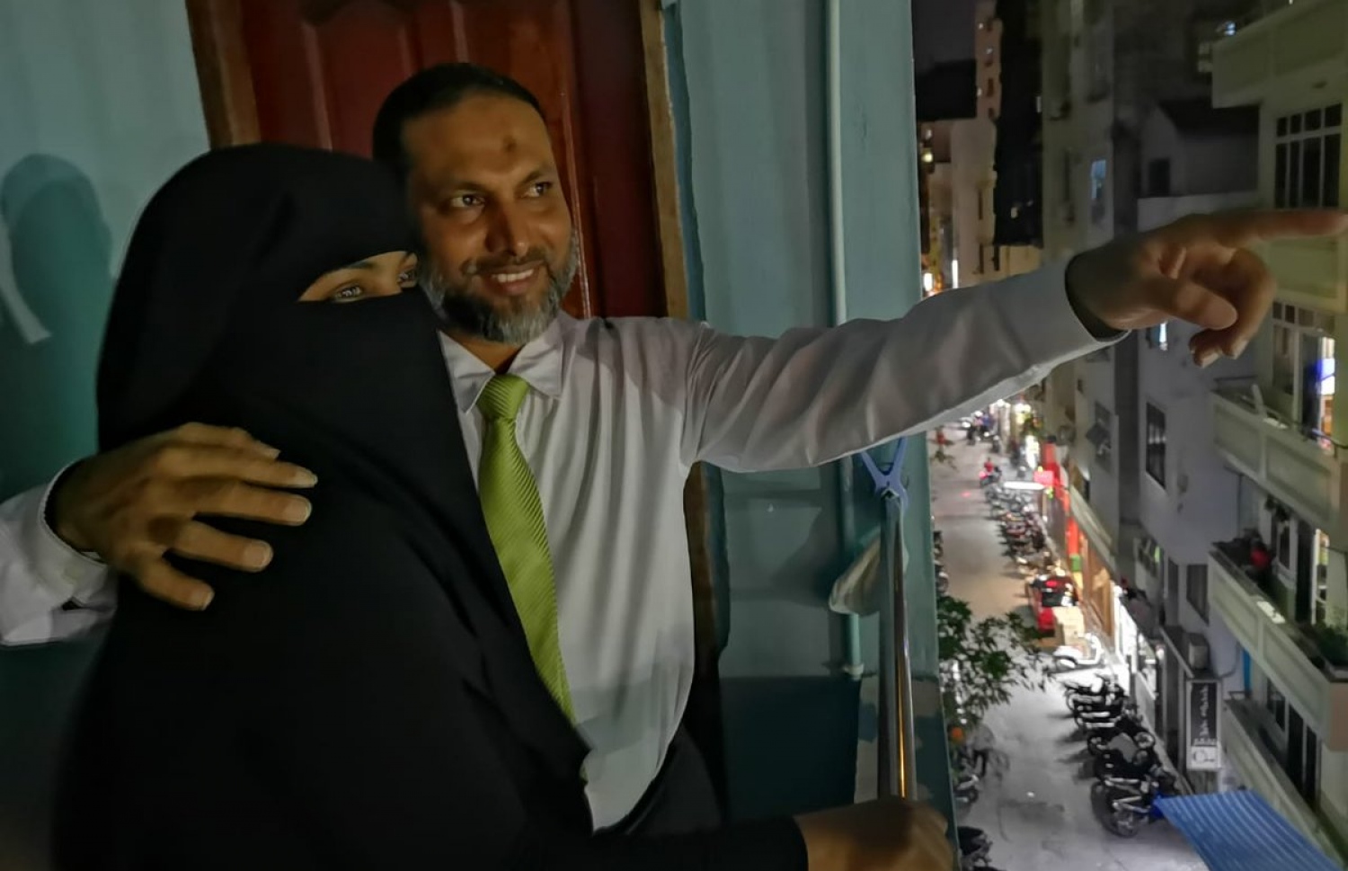 އިމްރާން، އަނބިކަނބަލުންނާ އެކު.