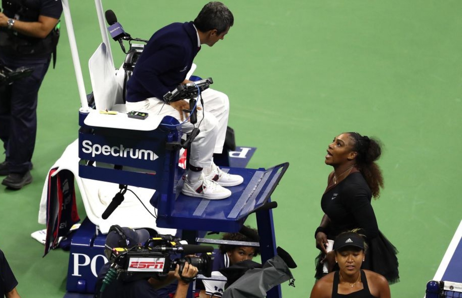 ޔޫއެސް އޯޕަން ފައިނަލުގައި ސެރީނާ (ކ) އާއި އަމްޕަޔަރު ރާމޯސް ވާހަކަދައްކަނީ. -- ފޮޓޯ: އޭއެފްޕީ