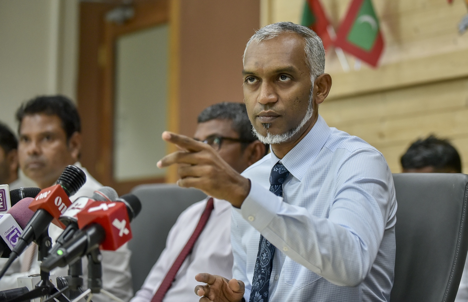 ހައުސިން މިނިސްޓަރުގެ މަގާމުގައި ހުންނެވި އިރު ޑރ. މުހައްމަދު މުއިއްޒު ނޫސްވެރިންގެ ބައްދަލުވުމެއްގައި. -- ފޮޓޯ: މިހާރު