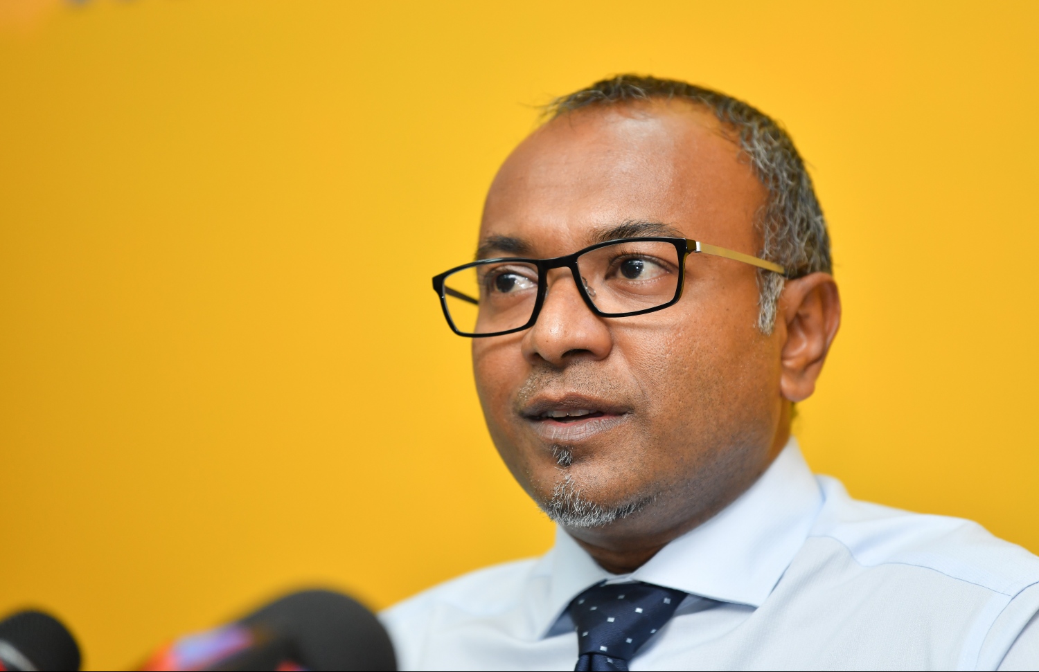 އެމްޑީޕީ ނޫސްވެރިންގެ ބައްދަލުވުމެއްގައި ހަސަން ލަތީފް ވާހަކަ ދައްކަވަނީ.- ފައިރޫޝް ރިޓަޔާކުރަން ފުުރުސަތު ދީފައިވާތީ ހޯމް މިނިސްޓަރު އިމްރާނަށް ހަސަން ފާޑުވިދާޅުވި. - ފޮޓޯ: މިހާރު ފައިލް ފޮޓޯ