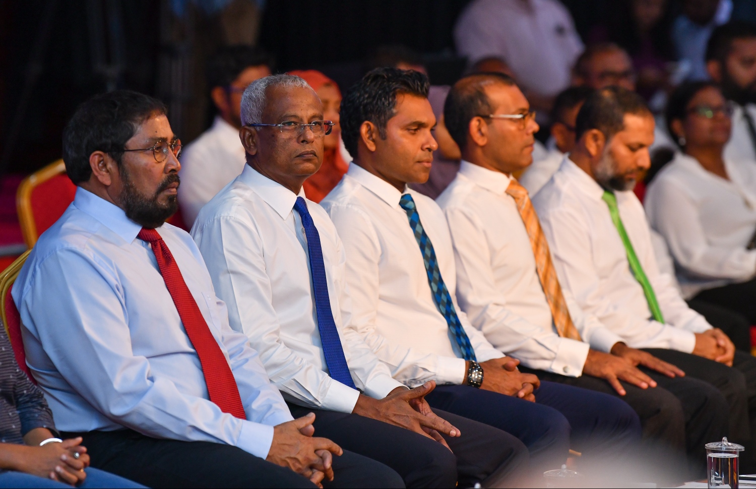 އިދިކޮޅު ލީޑަރުން، އިންތިޚާބީ ރައީސް އިބޫއާ އެކު: އެއްބައިވަންތަ ސަރުކާރެއް ދަމަހައްޓަން ލީޑަރުން ވަނީ އެއްބަސްވެފައި. --ފޮޓޯ: ހުސެއިން ވަހީދު/މިހާރު