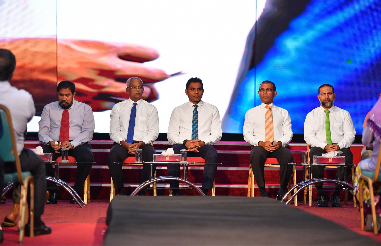 މާލެ: ނޮވެމްބަރު 6، 2018: "ޖަޒީރާ ހޮޅުއަށި" ނަމުގައި ކުރިއަށް ގެންދަން ނިންމާފައިވާ ސިލްސިލާ ބައްދަލުވުންތަކުގެ ތެރެއިން ދަރުބާރުގޭގައި ފެށި ފުރަތަމަ ބައްދަލުވުމުގައި އިންތިހާބީ ރައީސާއި އިންތިހާބީ ނައިބު ރައީސާ އެކު (ވ-ކ) ޖުމްހޫރީ ޕާޓީގެ ލީޑަރު ގާސިމް އިބްރާހިމާއި އެމްޑީޕީގެ ލީޑަރު މުހައްމަދު ނަޝީދު އަދި އަދާލަތު ޕާޓީގެ ލީޑަރު އިމްރާން އަބްދުﷲ ބައިވެރިވެވަޑައިގަންނަވަނީ.-- ފޮޓޯ: ހުސެން ވަހީދު /މިހާރު