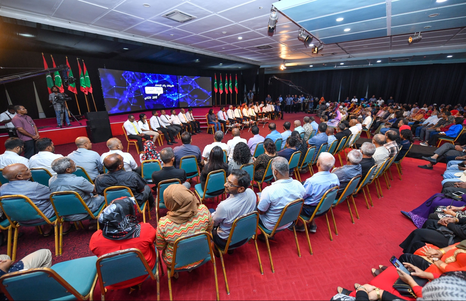 އާއްމުންގެ ހިޔާލު ހޯދަން "ޖަޒީރާ ހޮޅުއަށި" ނަމުގައި ސަރުކާރުން ކުރިން ބޭއްވި ބައްދަލުވުމެއް.