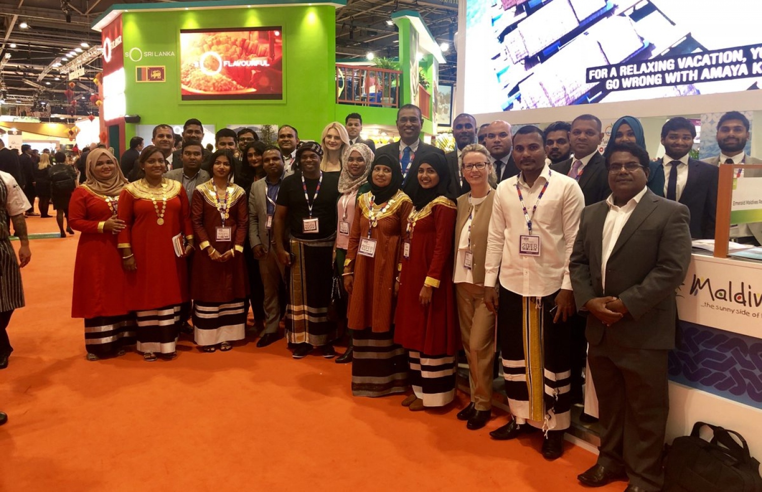 ޑަބްލިއުޓީއެމްގައި ބައިވެރިވި ދިވެހި ވަފުދުގެ ބައެއް ފަރާތްތަކުން، ރާއްޖޭގެ ސްޓޭންޑް ކައިރީގައި ފޮޓޯއަކަށް ހުއްޓިގެން.