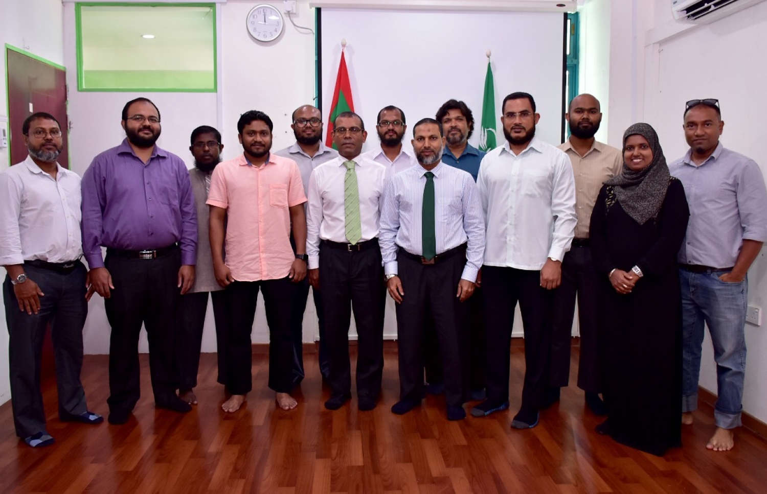 ނަޝީދު އަދާލަތު ޕާޓީގެ މެމްބަރުންނާ އެކު. --ފޮޓޯ/އަދާލަތު ޕާޓީ