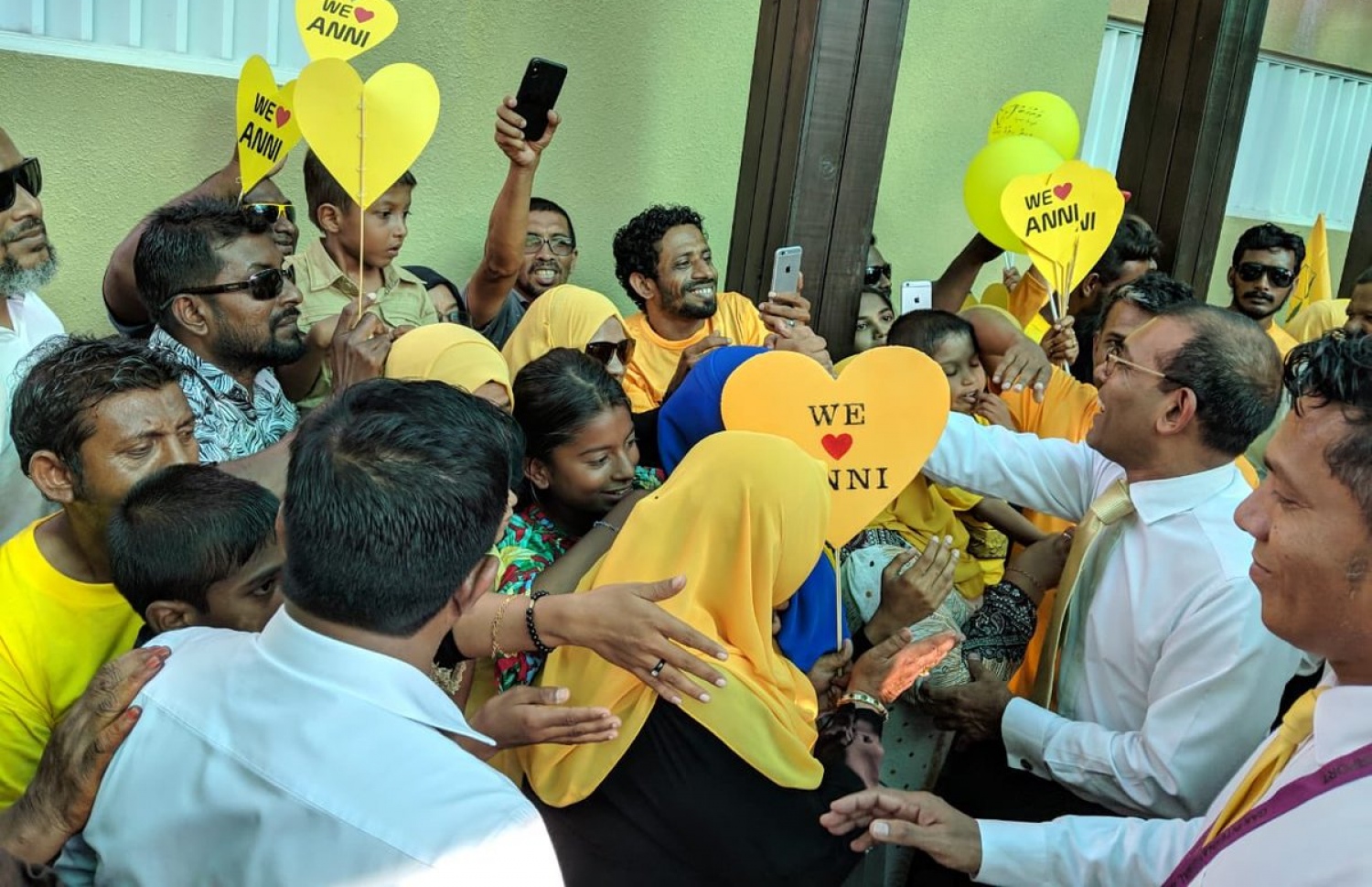 ނަޝީދު މިއަދު އައްޑުއަށް ވަޑައިގަތުމުން، އެމަނިކުފާނަށް އެ ރަށުގެ ރައްޔިތުން ހޫނު މަރުހަބާއެއް ދަންނަވަނީ. -- ފޮޓޯ: އެމްޑީޕީ