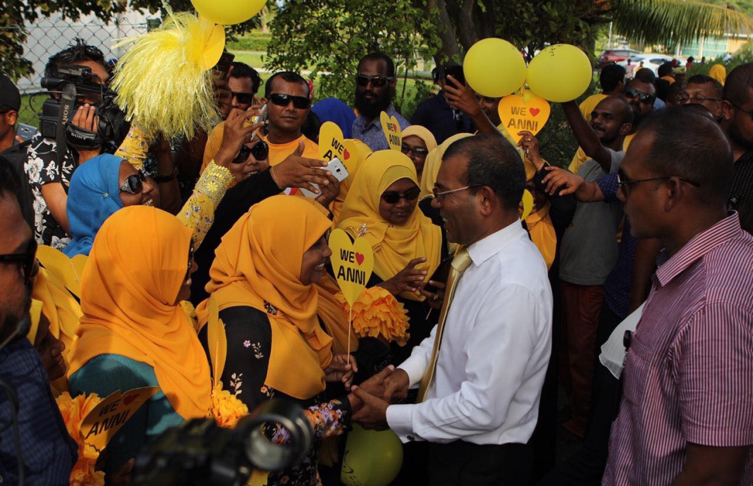 ނަޝީދު މިއަދު ގަމަށް ވަޑައިގެން، އާންމުންނާ ސަލާމް ކުރައްވަނީ. --- ފޮޓޯ: އެމްޑީޕީ