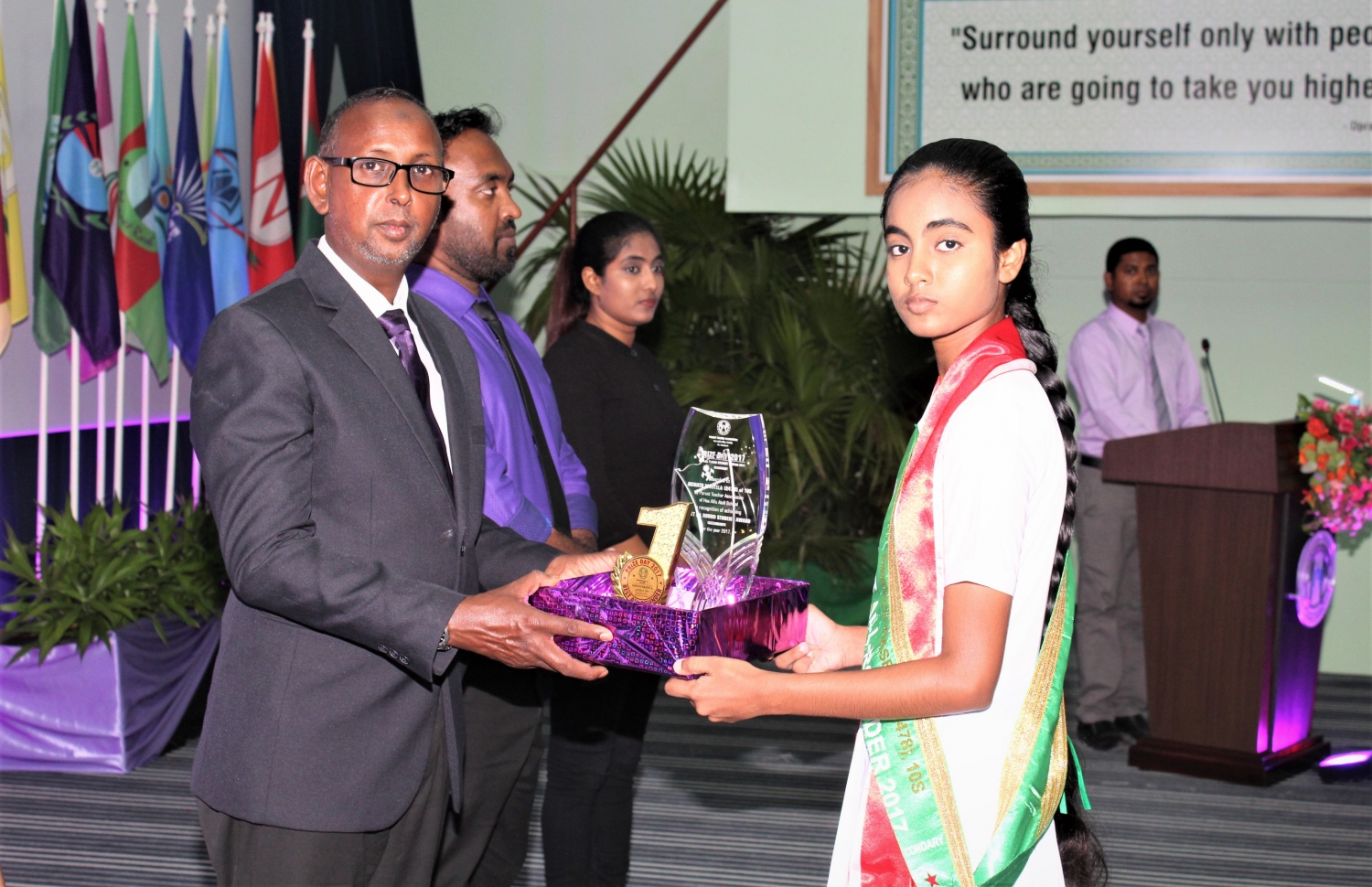 ހއ. ހޯރަފުށި: ނޮވެމްބަރު 6، 2018: ހއ. ހޯރަފުށީގައި ހުންނަ އެ އަތޮޅުގެ އަތޮޅު މަދަރުސާގެ އިނާމު ދިނުމުގެ ޖަލްސާގެ ތެރެއިން.-- ފޮޓޯ: ހއ އަތޮޅު މަދަރުސާ