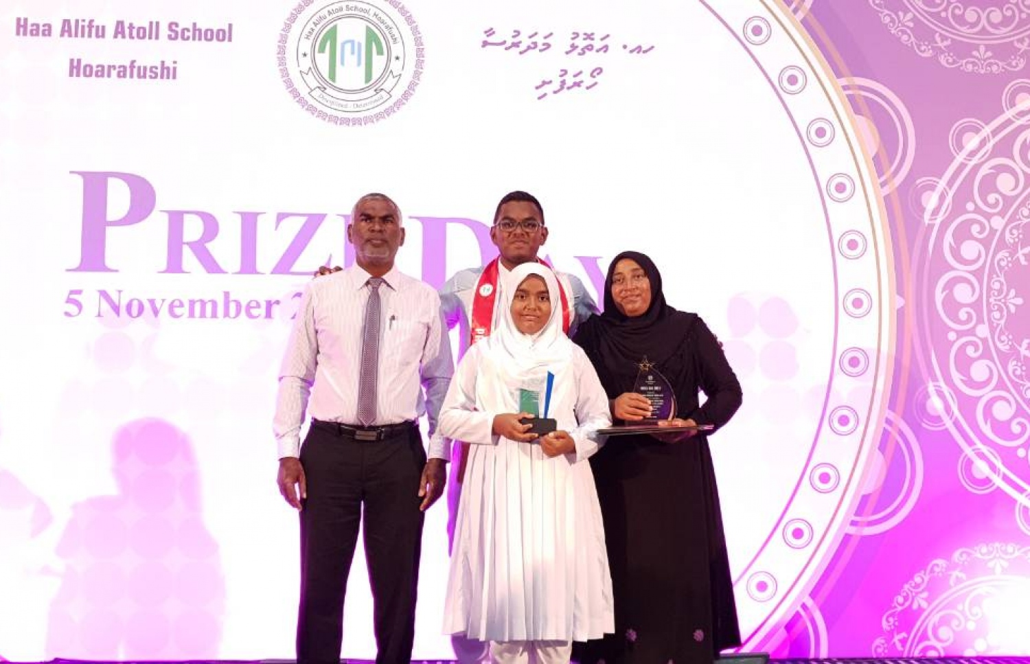 ހއ. ހޯރަފުށި: ނޮވެމްބަރު 6، 2018: ހއ. ހޯރަފުށީގައި ހުންނަ އެ އަތޮޅުގެ އަތޮޅު މަދަރުސާގެ އިނާމު ދިނުމުގެ ޖަލްސާގެ ތެރެއިން.-- ފޮޓޯ: ހއ އަތޮޅު މަދަރުސާ