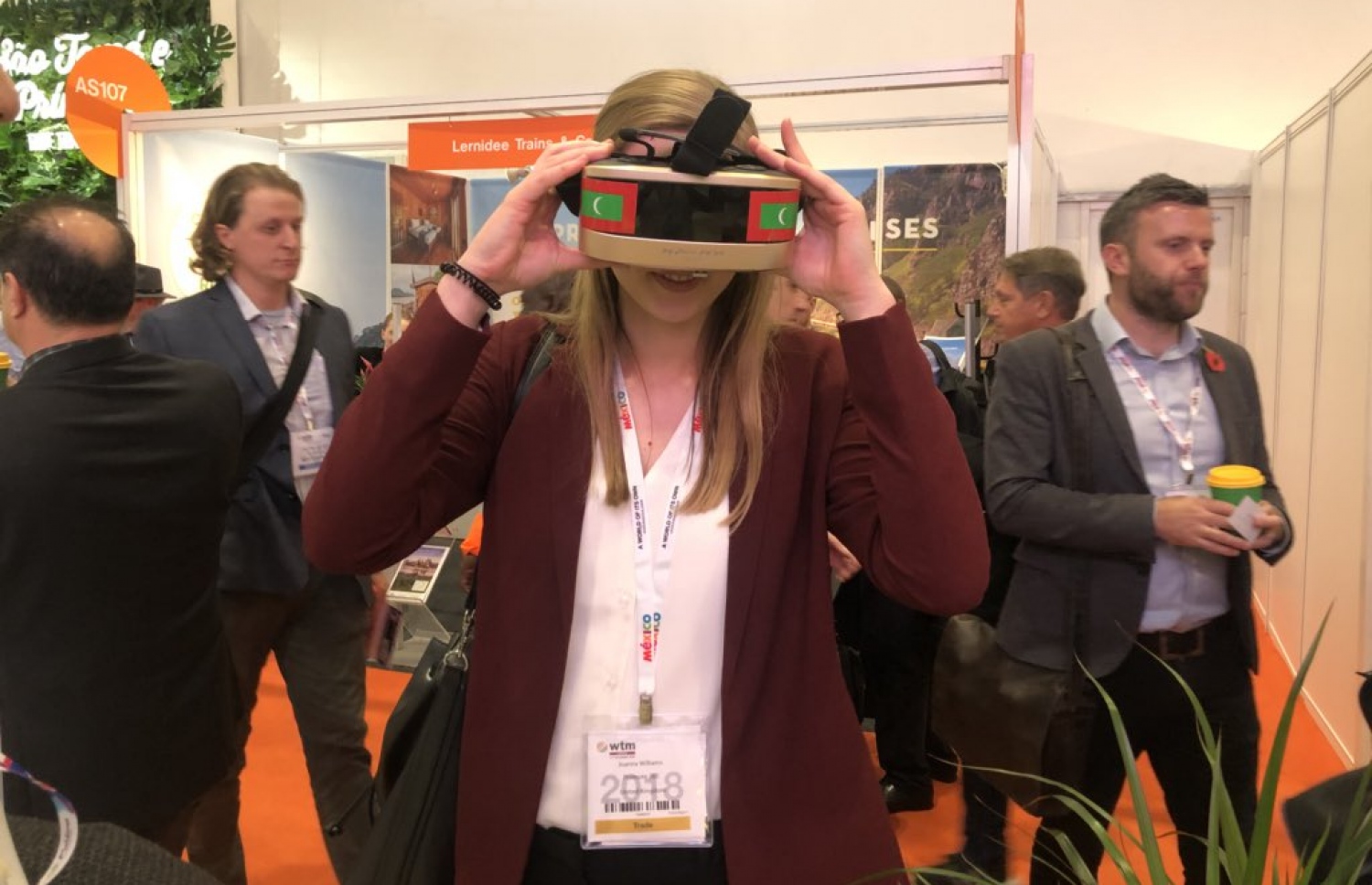 ވޯލްޑް ޓްރެވަލް މާކެޓްގައި ރާއްޖޭގެ ރީތިކަން ތަޖުރިބާ ކުރަން ވާޗުއަލް ރިއަލިޓީ މާސްކް ބޭނުން ކުރާނީ -- ފޮޓޯ: ވިސިޓް މޯލްޑިވްސް