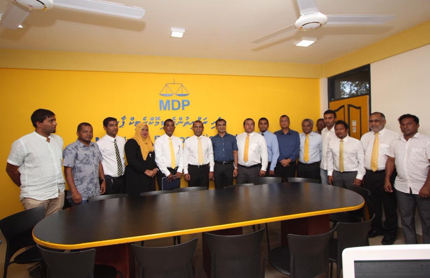 އައްޑޫ :ނޮވެމްބަރު 5، 2018: ކުރީގެ ރައީސް މުހައްމަދު ނަޝީދު އައްޑޫއަށް ކުރެއްވި ދަތުރުފުޅުގައި، ނަޝީދުގެ އައްޑޫގައި ގާއިމްކުރި އޮފީސް ހުޅުވުމުގެ ހަފުލާގެ ތެރެއިން.-- ފޮޓޯ: އެމްޑީޕީ