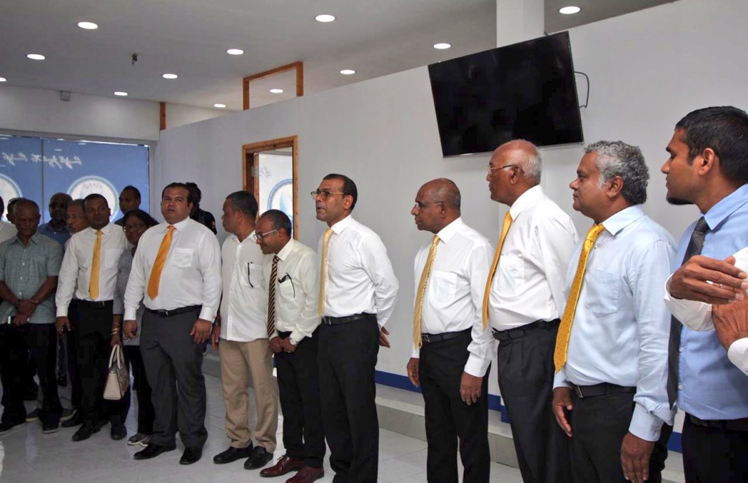 އައްޑޫ :ނޮވެމްބަރު 5، 2018: ކުރީގެ ރައީސް މުހައްމަދު ނަޝީދު އައްޑޫއަށް ކުރެއްވި ދަތުރުފުޅުގައި، ނަޝީދުގެ އައްޑޫގައި ގާއިމްކުރި އޮފީސް ހުޅުވުމުގެ ހަފުލާގެ ތެރެއިން.-- ފޮޓޯ: އެމްޑީޕީ