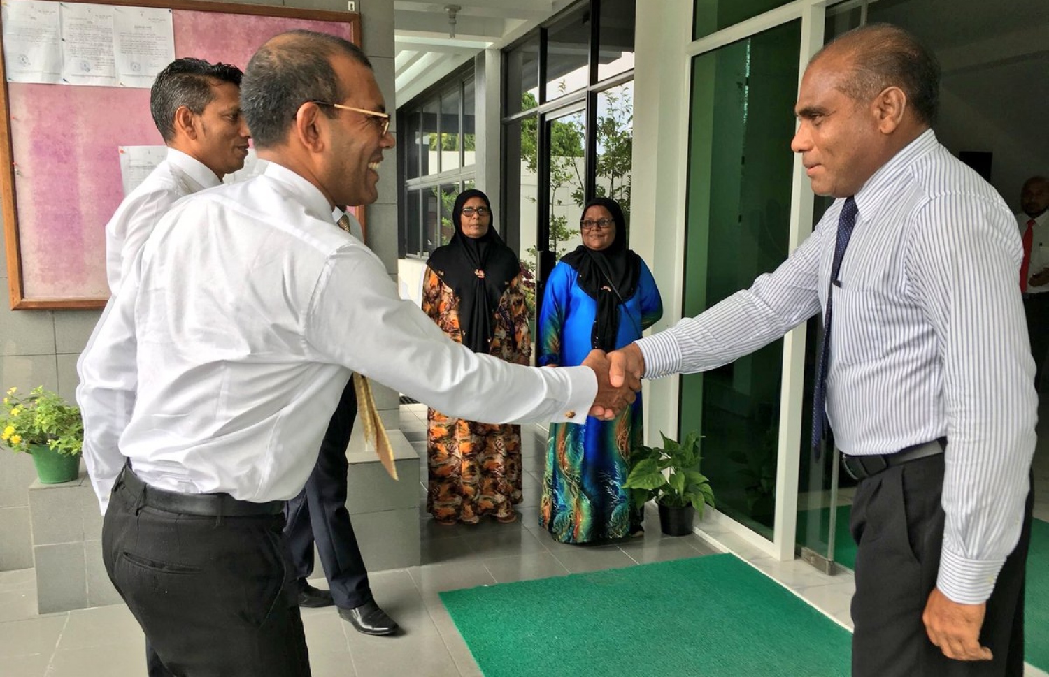 އައްޑޫ :ނޮވެމްބަރު 5، 2018: ކުރީގެ ރައީސް މުހައްމަދު ނަޝީދު އައްޑޫއަށް ކުރެއްވި ދަތުރުފުޅުގައި، ނަޝީދުގެ އައްޑޫގައި ގާއިމްކުރި އޮފީސް ހުޅުވުމުގެ ހަފުލާގައި ބައިވެރިވެ ވަޑައިގަންނަވަނީ.-- ފޮޓޯ: އެމްޑީޕީ