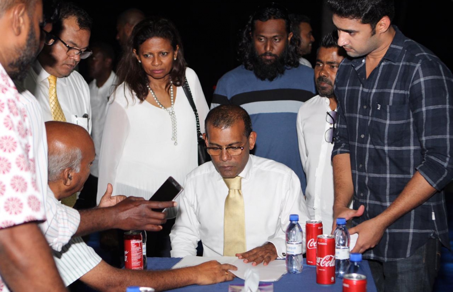 އައްޑޫ: ނޮވެމްބަރު 5، 2018: ކުރީގެ ރައީސް މުހައްމަދު ނަޝީދު އައްޑޫއަށް ކުރެއްވި ދަތުރުފުޅުގައި އައްޑޫގެ ބައެށް މީހުންނާ ބައްދަލު ކުރަށްވަނީ.-- ފޮޓޯ: އެމްޑީޕީ