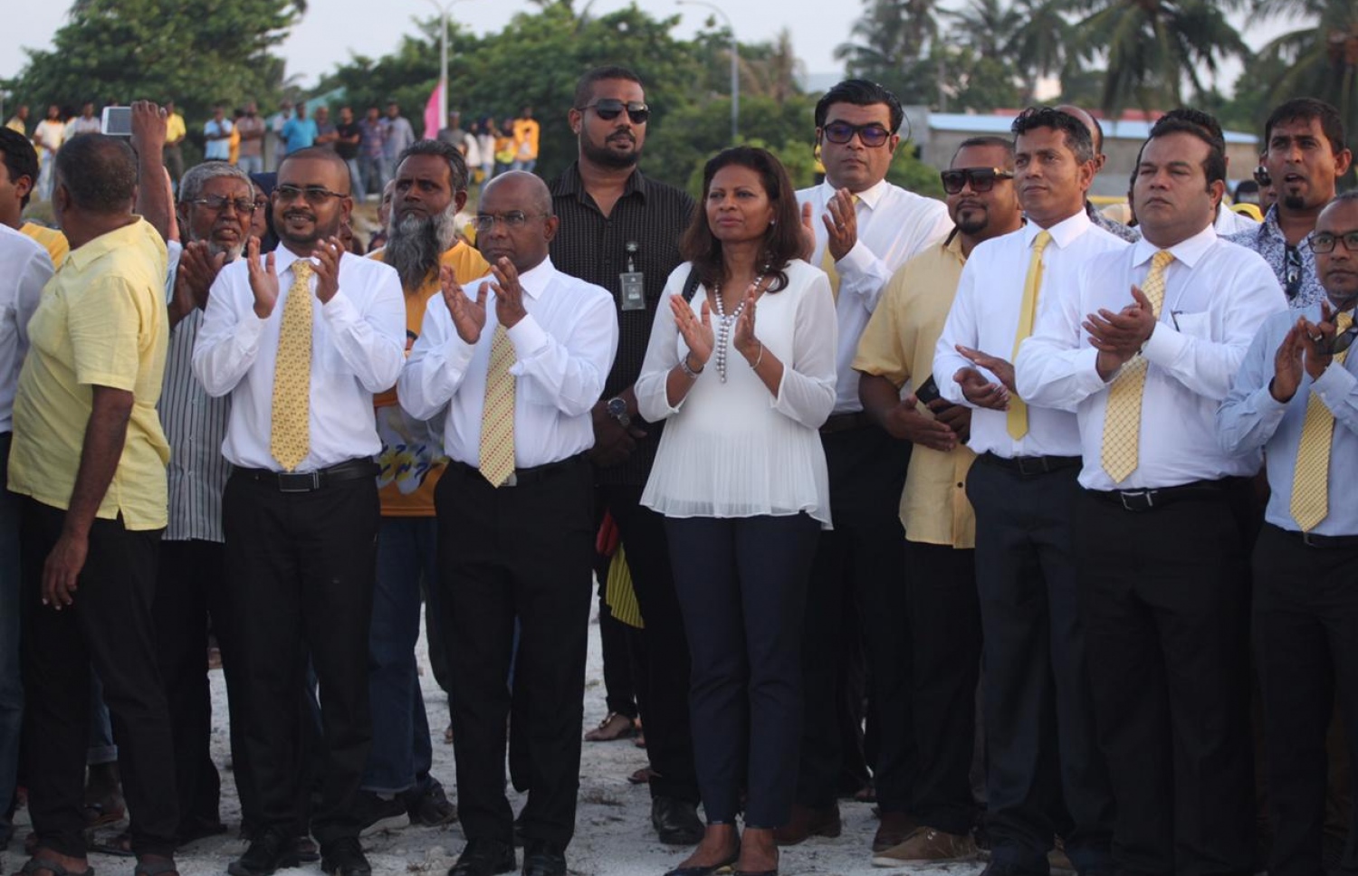 އައްޑޫ :ނޮވެމްބަރު 5، 2018: ކުރީގެ ރައީސް މުހައްމަދު ނަޝީދު އައްޑޫއަށް ކުރެއްވި ދަތުރުފުޅުގައި އައްޑޫގައި ބޭއްވި ބޮޑު ޖަލްސާގައި ބައިވެރިވި ބައެއް އެމްޑީޕީގެ އިސްވެރިން އަތްޖައްސަަވަނީ.-- ފޮޓޯ: އެމްޑީޕީ