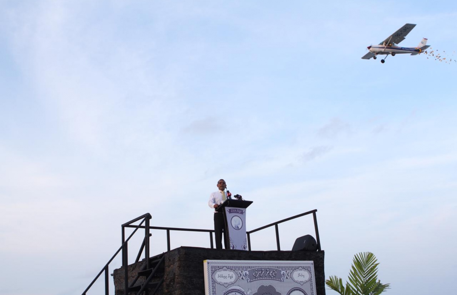 އައްޑޫ :ނޮވެމްބަރު 5، 2018: ކުރީގެ ރައީސް މުހައްމަދު ނަޝީދު އައްޑޫއަށް ކުރެއްވި ދަތުރުފުޅުގައި މުހައްމަދު ނަޝީދު ވާހަކަފުޅު ދައްކަވަނީ .-- ފޮޓޯ: އެމްޑީޕީ