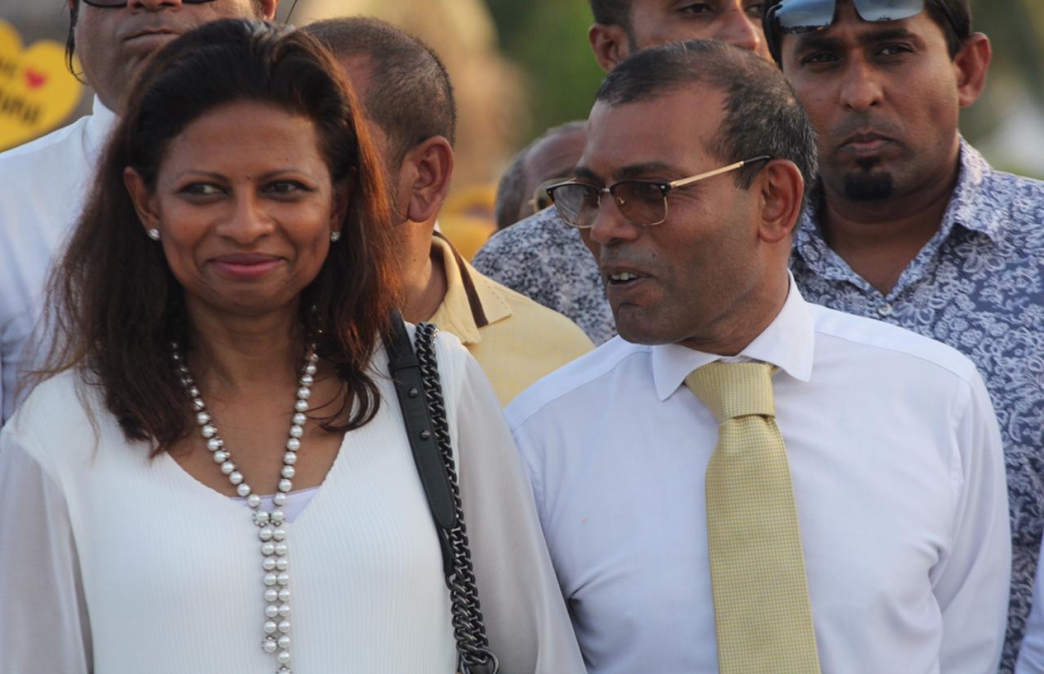 އައްޑޫ :ނޮވެމްބަރު 5، 2018: ކުރީގެ ރައީސް މުހައްމަދު ނަޝީދު އައްޑޫއަށް ކުރެއްވި ދަތުރުފުޅުގައި އެމނިކުފާނާއެކު، އަނބިކަނބަލުން ލައިލާ އަލީ ބައިވެރިވެ ވަޑައިގަންނަވަނީ.-- ފޮޓޯ: އެމްޑީޕީ