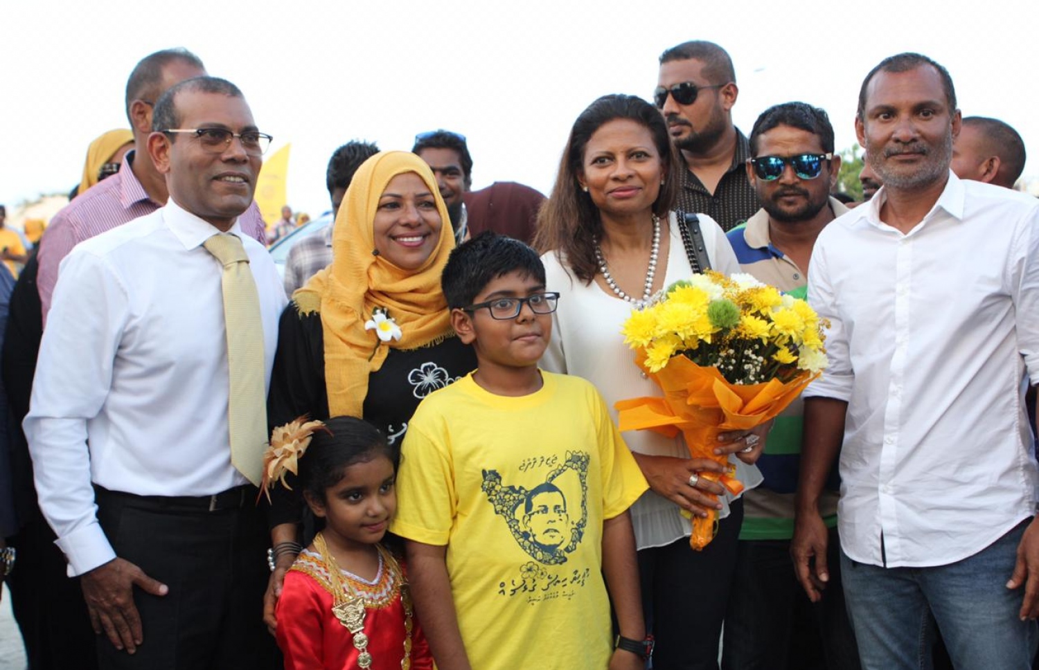 އައްޑޫ :ނޮވެމްބަރު 5، 2018: ކުރީގެ ރައީސް މުހައްމަދު ނަޝީދު އައްޑޫއަށް ކުރެއްވި ދަތުރުފުޅުގައި ނަޝީދަށް މަރުހަބާ ކިއުމަށް އެއްވެ ތިބި މީހުންގެ ތެރެއިން މީހަކު، ނަޝީދުގެ އަނބިކަނބަލުން ލައިލާ އަލީ އެކު ފޮޓޯއަކަށް ހުއްޓިގެން .-- ފޮޓޯ: އެމްޑީޕީ