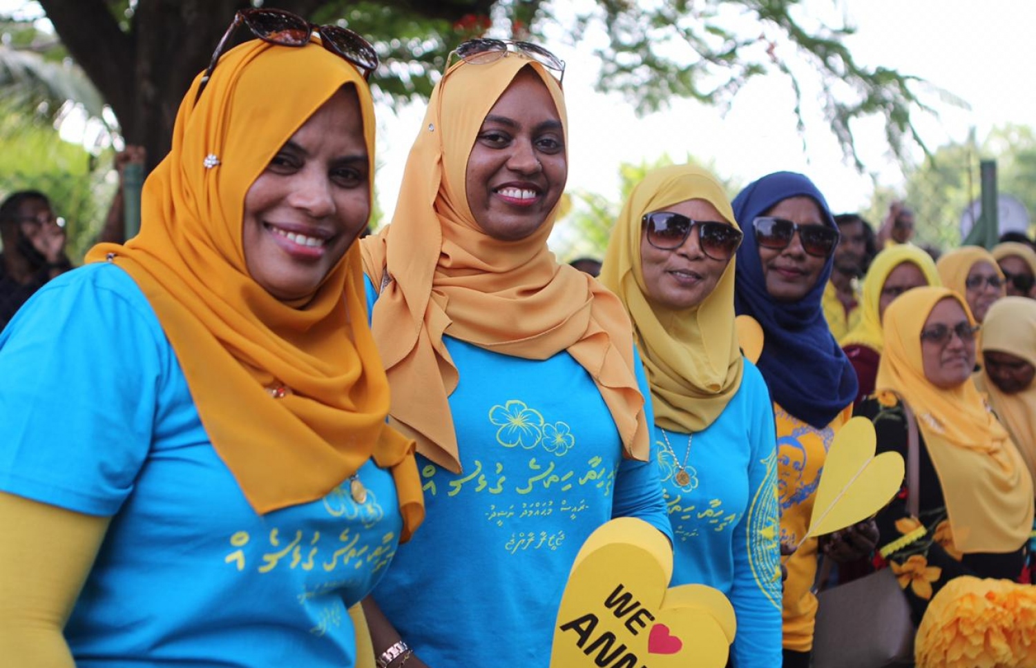 އައްޑޫ :ނޮވެމްބަރު 5، 2018: ކުރީގެ ރައީސް މުހައްމަދު ނަޝީދު އައްޑޫއަށް ކުރެއްވި ދަތުރުފުޅުގައި ނަޝީދަށް މަރުހަބާ ކިއުމަށް އެއްވެ ތިބި ބައެއް މީހުން.-- ފޮޓޯ: އެމްޑީޕީ