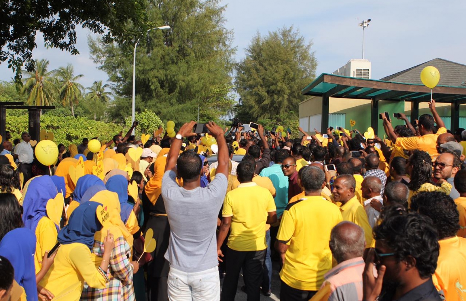 އައްޑޫ :ނޮވެމްބަރު 5، 2018: ކުރީގެ ރައީސް މުހައްމަދު ނަޝީދު އައްޑޫއަށް ކުރެއްވި ދަތުރުފުޅުގައި ނަޝީދަށް މަރުހަބާ ކިއުމަށް އެއްވެ ތިބި ބައެއް މީހުން.-- ފޮޓޯ: އެމްޑީޕީ