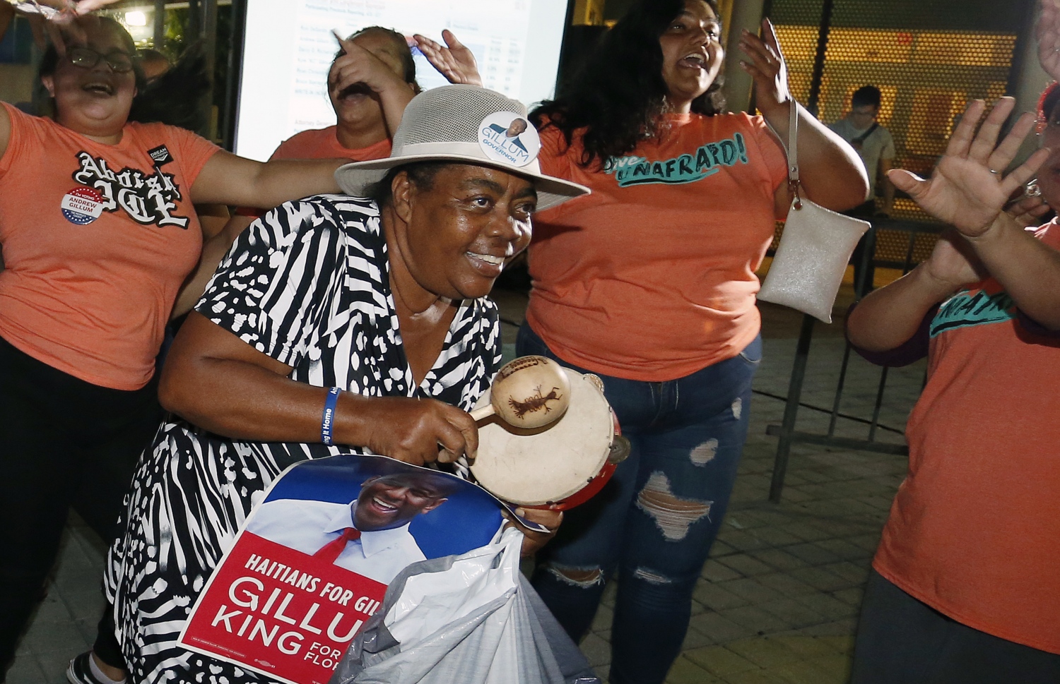 ފްލޮރިޑާގެ ޑިމޮކްރެޓިކް ކެންޑިޑޭޓުގެ ސަޕޯޓަރުން އުފާ ފާޅުކުރަނީ. --ފޮޓޯ:އޭއެފްޕީ