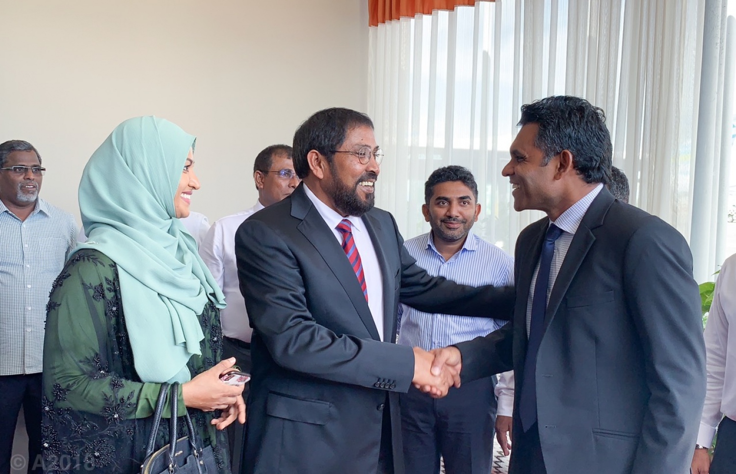 ވެލާނާ އިންޓަނޭޝަނަލް އެއާޕޯޓް: ނޮވެމްބަރު 7، 2018- އިންތިޚާބީ ރައީސް އިބްރާހިމް މުހައްމަދު ސޯލިހް (އިބޫ) ގެ އަރިހުގައި އުމްރާގެ އަޅުކަން އަދާކުރެއްވުމަށްޓަކައި ސައޫދީ އަރަބިއްޔާ އަށް ފުރާވަޑައިގަތް ޓީމުގައި ބައިވެރިވެވަޑައިގެންނެވި ޖުމްހޫރީ ޕާޓީގެ ލީޑަރު ގާސިމް އިބްރާހިމް ފުރާާވަޑައިގަތުމުގެ ކުރިން އިންތިހާބީ ނައިބު ރައީސް ފައިސަލް ނަސީމްއާ އެއާޕޯޓުގައި ސަލާމްކުރައްވަނީ