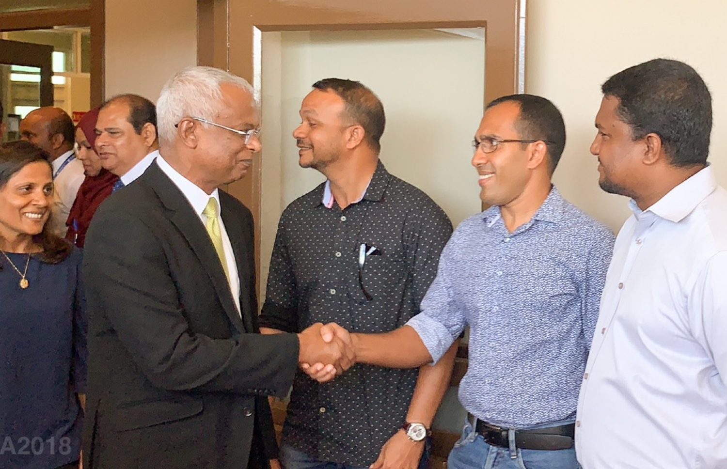 ވެލާނާ އިންޓަނޭޝަނަލް އެއާޕޯޓް: ނޮވެމްބަރު 7، 2018- އިންތިޚާބީ ރައީސް އިބްރާހިމް މުހައްމަދު ސޯލިހް (އިބޫ) އުމްރާގެ އަޅުކަން އަދާކުރެއްވުމަށްޓަކައި ސައޫދީ އަރަބިއްޔާ އަށް ފުރާވަޑައިގަތުމުގެ ކުރިން، ކުރީގެ ޔޫތު މިނިސްޓަރު މަލީހު އާ އެއާޕޯޓުގައި ސަލާމްކުރައްވަނީ