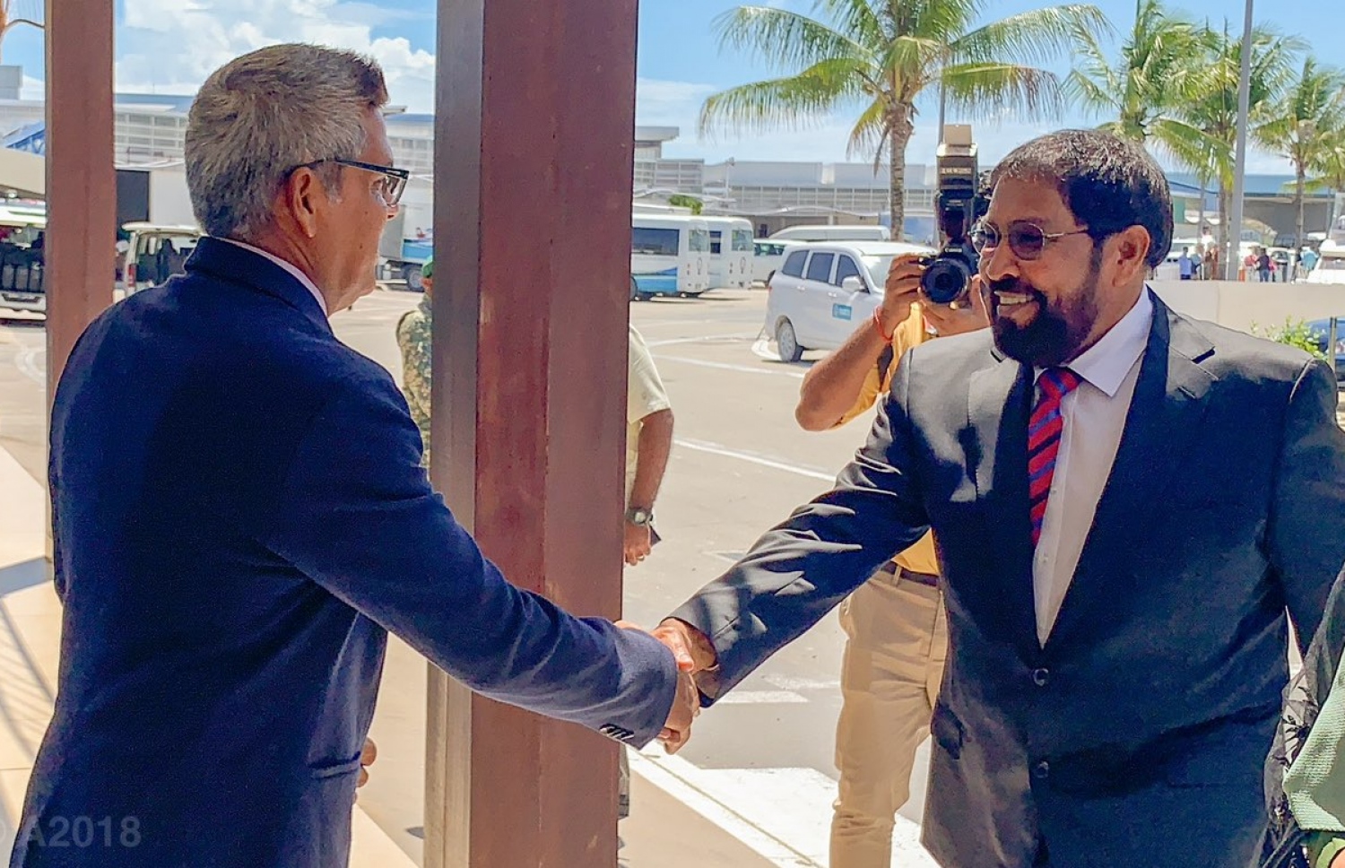 ވެލާނާ އިންޓަނޭޝަނަލް އެއާޕޯޓް: ނޮވެމްބަރު 7، 2018- އިންތިޚާބީ ރައީސް އިބްރާހިމް މުހައްމަދު ސޯލިހް (އިބޫ) ގެ އަރިހުގައި އުމްރާގެ އަޅުކަން އަދާކުރެއްވުމަށްޓަކައި ސައޫދީ އަރަބިއްޔާ އަށް ފުރާވަޑައިގަތް ޓީމުގައި ބައިވެރިވެވަޑައިގެންނެވި ޖުމްހޫރީ ޕާޓީގެ ލީޑަރު ގާސިމް އިބްރާހިމް، ފުރާވަޑައިގަތުމުގެ ކުރިން ރައްޔިތުންގެ މަޖިލީހުގެ ނައިބު ރައީސް މޫސާ މަނިކާ އެއާޕޯޓުގައި ސަލާމް ކުރައްވަނީ