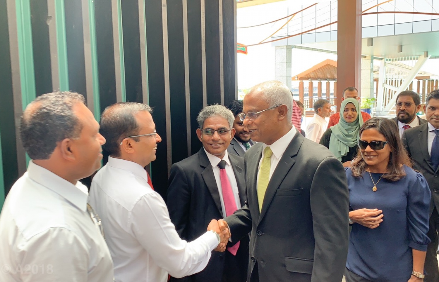 ވެލާނާ އިންޓަނޭޝަނަލް އެއާޕޯޓް: ނޮވެމްބަރު 7، 2018- އިންތިޚާބީ ރައީސް އިބްރާހިމް މުހައްމަދު ސޯލިހް (އިބޫ) އުމްރާގެ އަޅުކަން އަދާކުރެއްވުމަށްޓަކައި ސައޫދީ އަރަބިއްޔާ އަށް ފުރާވަޑައިގަތުމުގެ ކުރިން، ތިނބިދޫ ދާއިރާގެ މެމްބަރު އަބްދުﷲ ރިޔާޒްއާ އެއާޕޯޓުގައި ސަލާމްކުރައްވަނީ