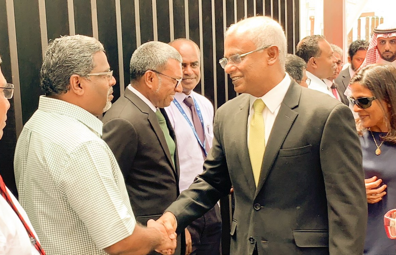 ވެލާނާ އިންޓަނޭޝަނަލް އެއާޕޯޓް: ނޮވެމްބަރު 7، 2018- އިންތިޚާބީ ރައީސް އިބްރާހިމް މުހައްމަދު ސޯލިހް (އިބޫ) އުމްރާގެ އަޅުކަން އަދާކުރެއްވުމަށްޓަކައި ސައޫދީ އަރަބިއްޔާ އަށް ފުރާވަޑައިގަތުމުގެ ކުރިން، އިބޫ އަށް އަލްވަދާއު ދެންނެވުމަށް އެއާޕޯޓުގައި ތިބި ބައެއް މީހުންނާ ސަލާމްކުރައްވަނީ