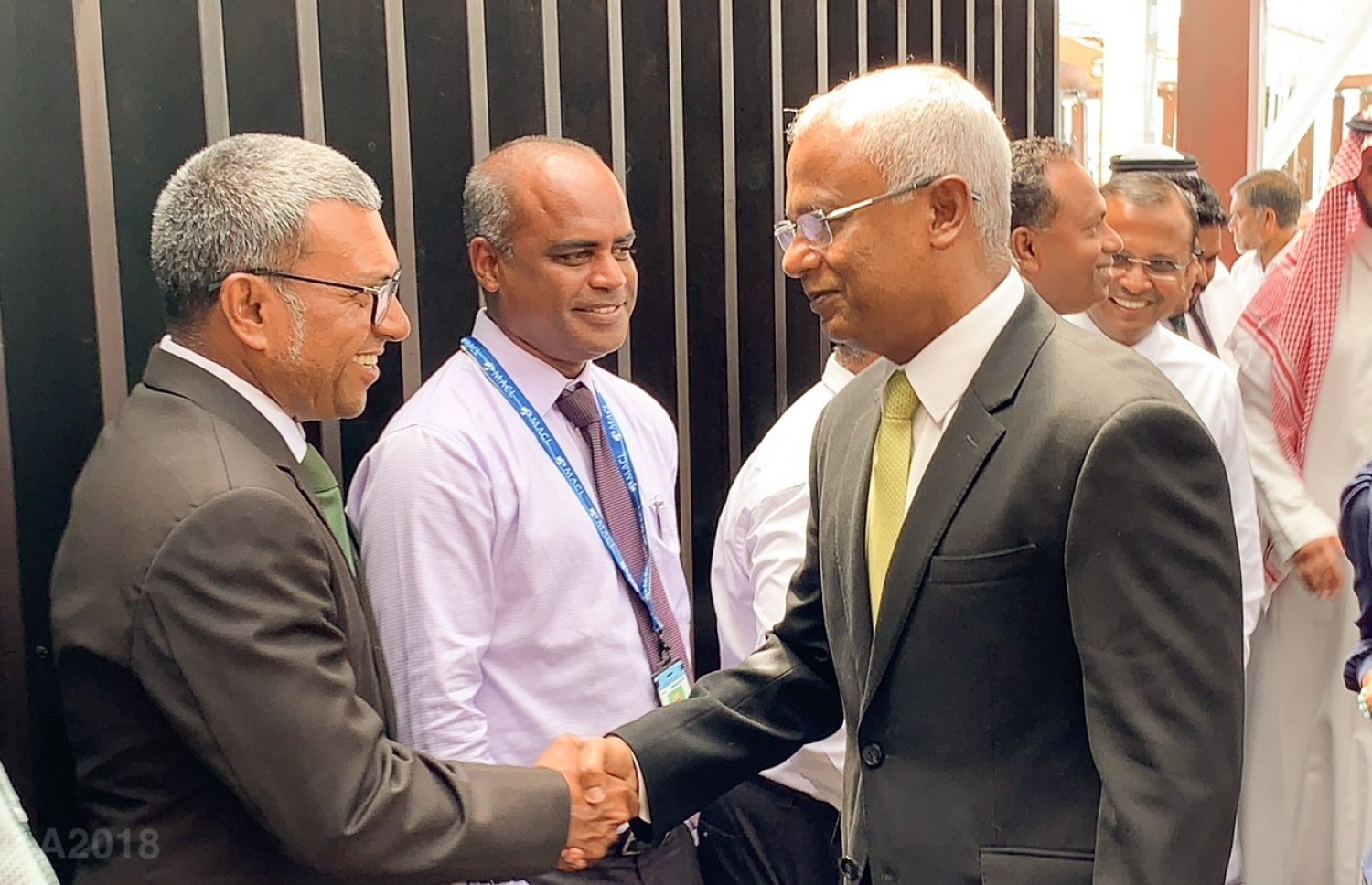 ވެލާނާ އިންޓަނޭޝަނަލް އެއާޕޯޓް: ނޮވެމްބަރު 7، 2018- އިންތިޚާބީ ރައީސް އިބްރާހިމް މުހައްމަދު ސޯލިހް (އިބޫ) އުމްރާގެ އަޅުކަން އަދާކުރެއްވުމަށްޓަކައި ސައޫދީ އަރަބިއްޔާ އަށް ފުރާވަޑައިގަތުމުގެ ކުރިން، އެއާޕޯޓުގައި އަލްވަދާއު ދެންނެވުމަށް ތިއްބެވި ބައެއް ބޭފުޅުންނާ ސަލާމްކުރައްވަނީ