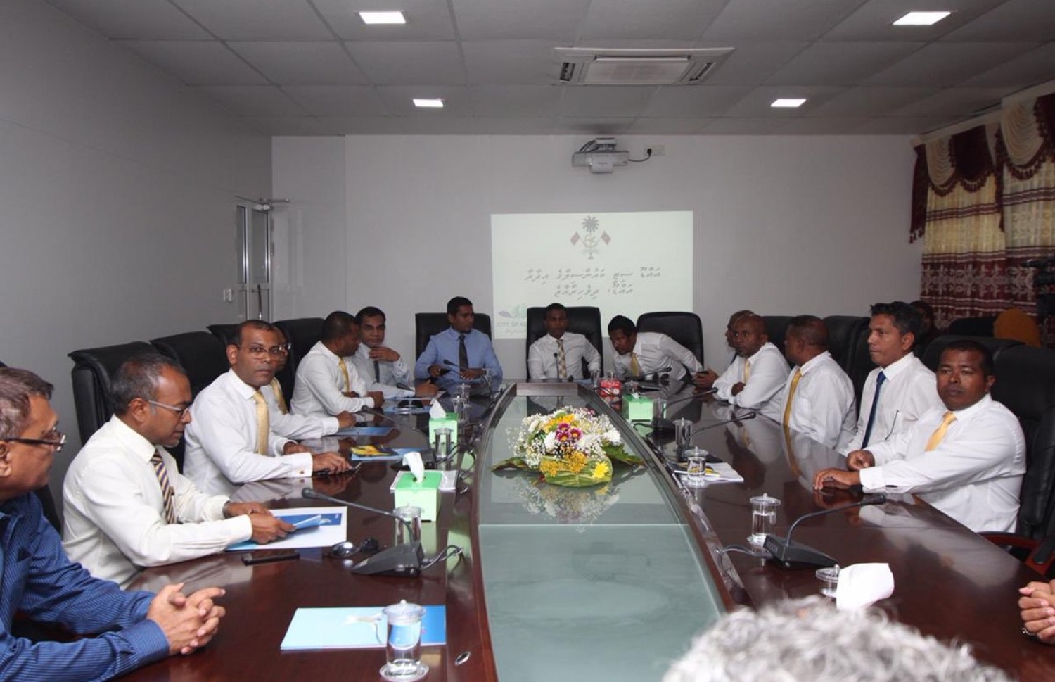 އައްޑޫ ސިޓީގެ ކައުންސިލަރުންނާއެކު، ކުރީގެ ރައީސް ނަޝީދު. --- ފޮޓޯ: އެމްޑީޕީ