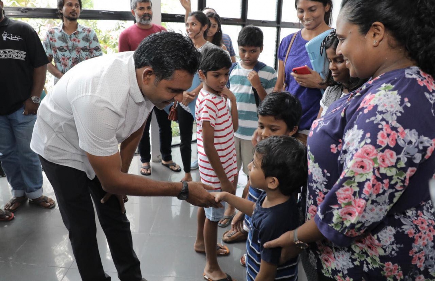 ފައިސަލް ނަސީމް މިއަދު ކުޑަ ކުއްޖަކާ ސަލާމް ކުރައްވަނީ. --