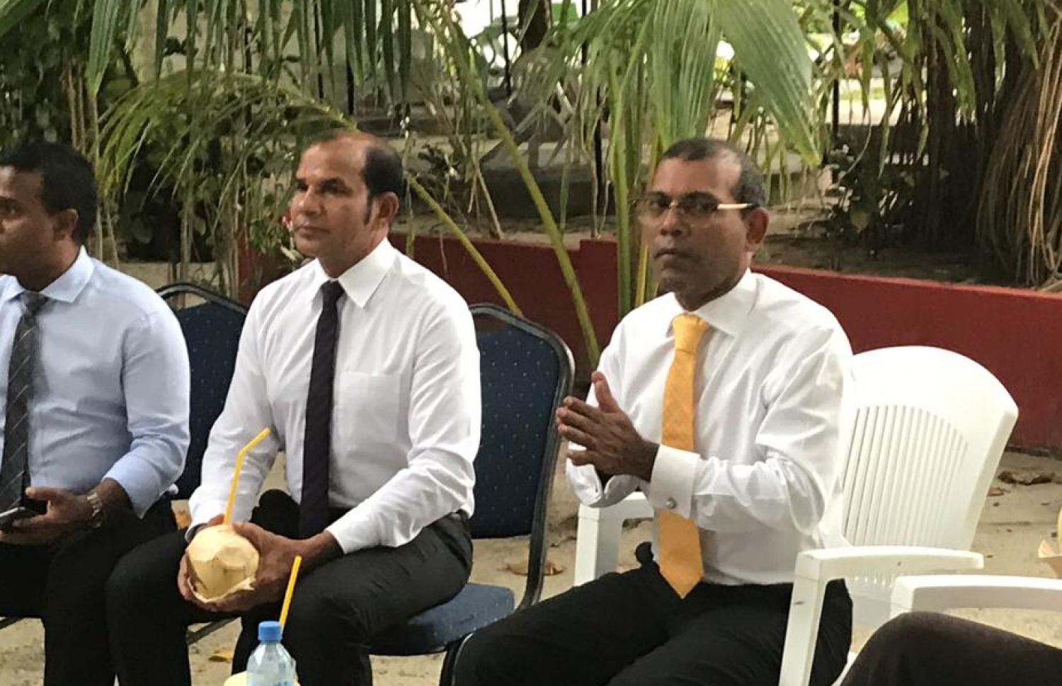 ރައީސް ނަޝީދާއި މެމްބަރު ލަތީފް: ނަޝީދު މެމްބަރަކަށް ވާން ހުރަސްއެޅޭ ގޮތަށް ލަތީފް ވަނީ މަޖިލީހަށް އިސްލާހެއް ހުށަހަޅުއްވާފައި.