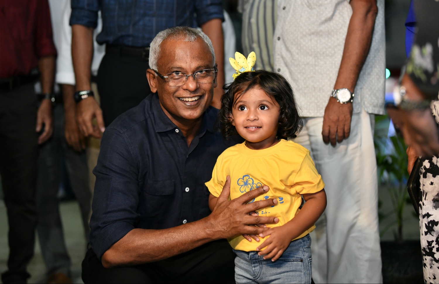 ހުޅުމާލެ: ނޮވެމްބަރު 10، 2018- ގެސްޓް ހައުސް އެސޯސިއޭޝަން އޮފް މޯލްޑިވްސް (ޖީއޭއެމް) ގެ ފަރާތުން، އިންތިޚާބީ ރައީސް އިބްރާހިމް މުހައްމަދު ސޯލިހް (އިބޫ) އަދި އިންތިޚާބީ ނައިބު ރައީސް ފައިސަލް ނަސީމަށް މަރުހަބާ ދެންނެވުމަށް ރެހެންދި ސްކޫލްގައި ބޭއްވި ހަފްލާގައި އިބޫ، ކުޑަކުއްޖަކާ އެކު ފޮޓޯފުޅެއް ނަންގަވަނީ.---ފޮޓޯ: ހުސައިން ވަހީދު/މިހާރު