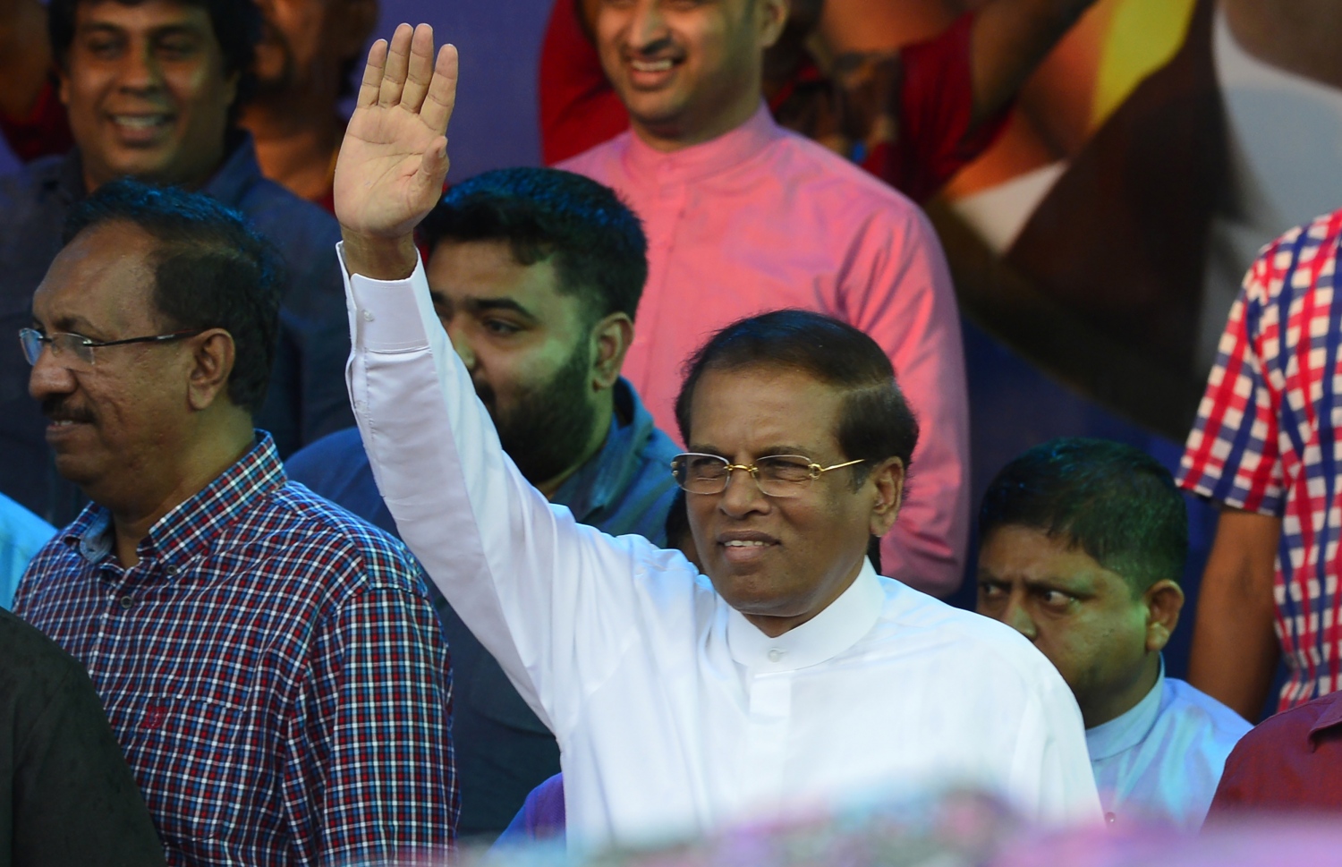 ސްރީ ލަންކާގެ ރައީސް ސިރިސޭނާ ސަޕޯޓަރުންނާ އެކު. --ފޮޓޯ:އޭއެފްޕީ