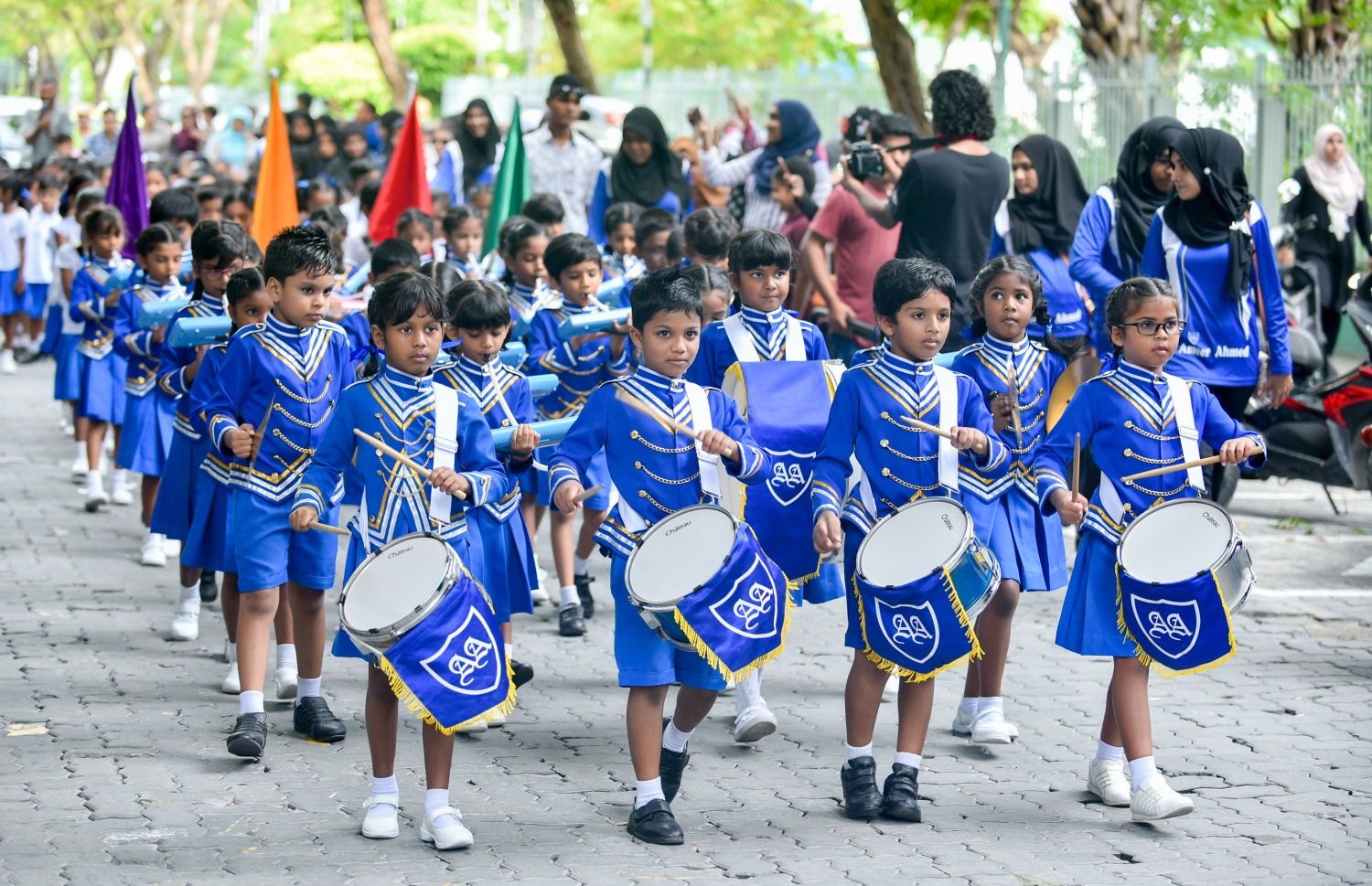 ބޭންޑްގެ ދަރިވަރުން ޖެހި ޕެރޭޑް. މި ބޭންޑްގައި 32 ކުދިން ތިބޭ. --- ފޮޓޯ: އަހުމަދު ނިޝާތު/ މިހާރު