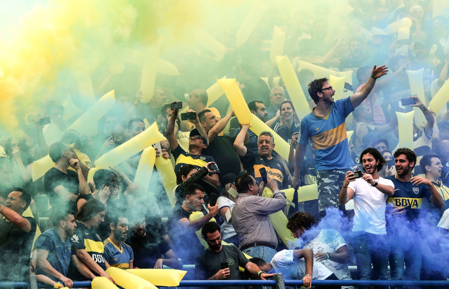 ބޮކާ ޖޫނިއާސްގެ ސަޕޯޓަރުން ޓީމަށް ތަރުހީބު ދެނީ. --ފޮޓޯ: އޭއެފްޕީ