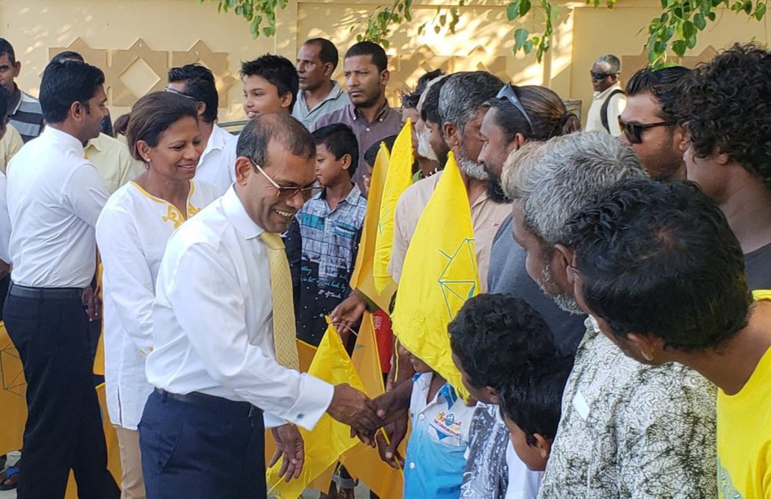 ކުރީގެ ރައީސް ނަޝީދު، އއ. އުކުޅަހަށް ވަޑައިގެން، ސަޕޯޓަރަކާ ސަލާމްކުރައްވަނީ- ފޮޓޯ: އެމްޑީޕީ