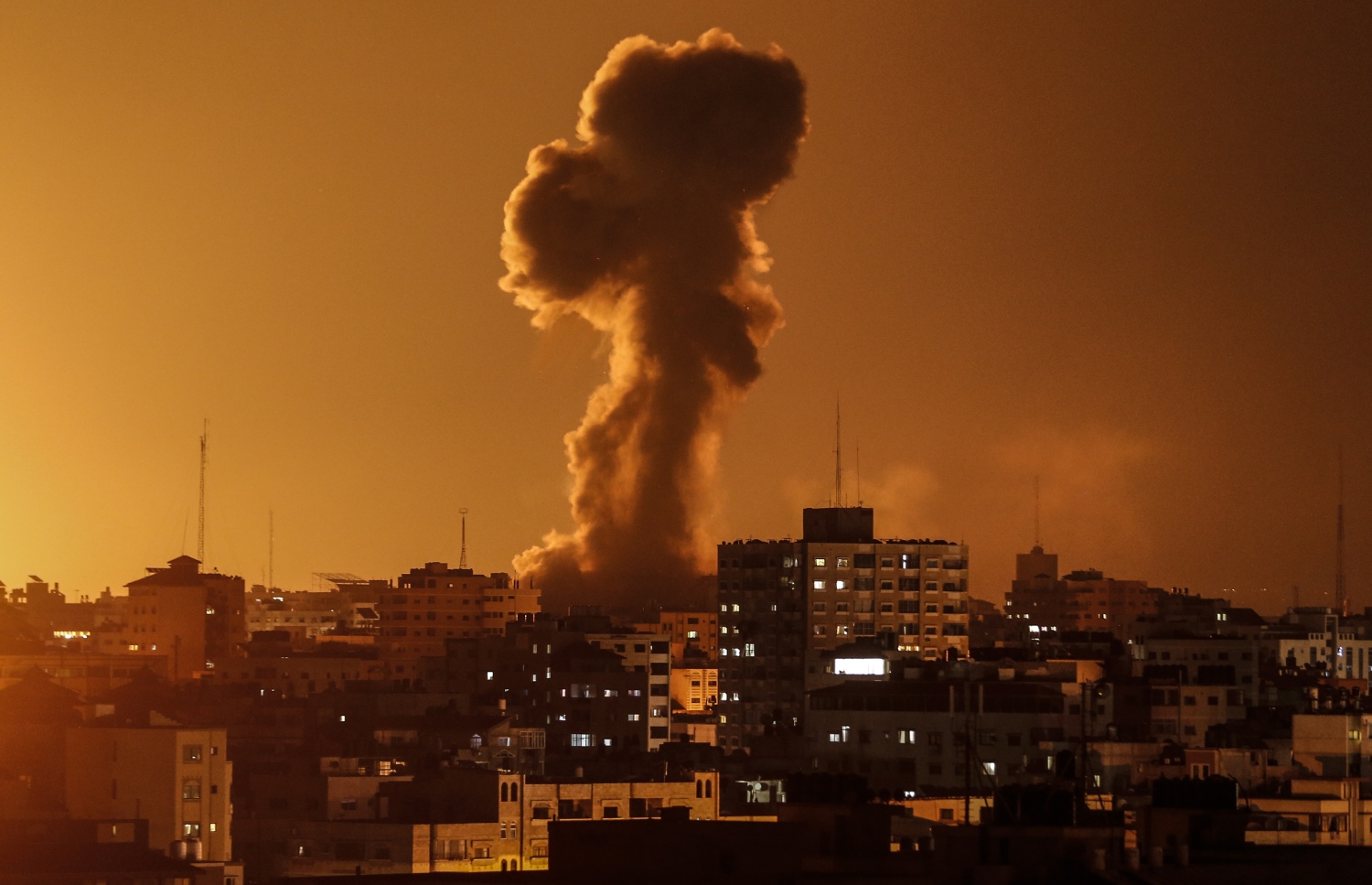 ގާޒާ: ނޮވެމްބަރު 12، 2018: ގާޒާގައި ހަމާސް އިން ހިންގާ ޓީވީ ސްޓޭޝަނަށް އިޒްރޭލުން ވައިގެ ހަމަލާ ދިނުމުން ދުން އަރަނީ. --ފޮޓޯ:އޭއެފްޕީ