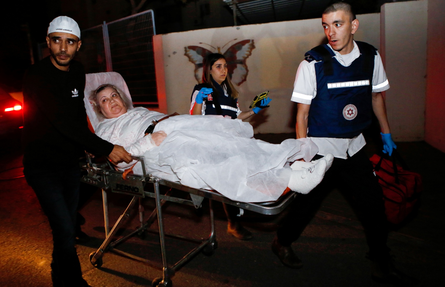 ގާޒާ: ނޮވެމްބަރު 12، 2018: ހަމާސް އިން ދިން ރޮކެޓް ހަމަލާއެއްގައި ޒަޚަމްވި އިޒްރޭލުގެ އަންހެނަކު ގެންދަނީ. --ފޮޓޯ:އޭއެފްޕީ