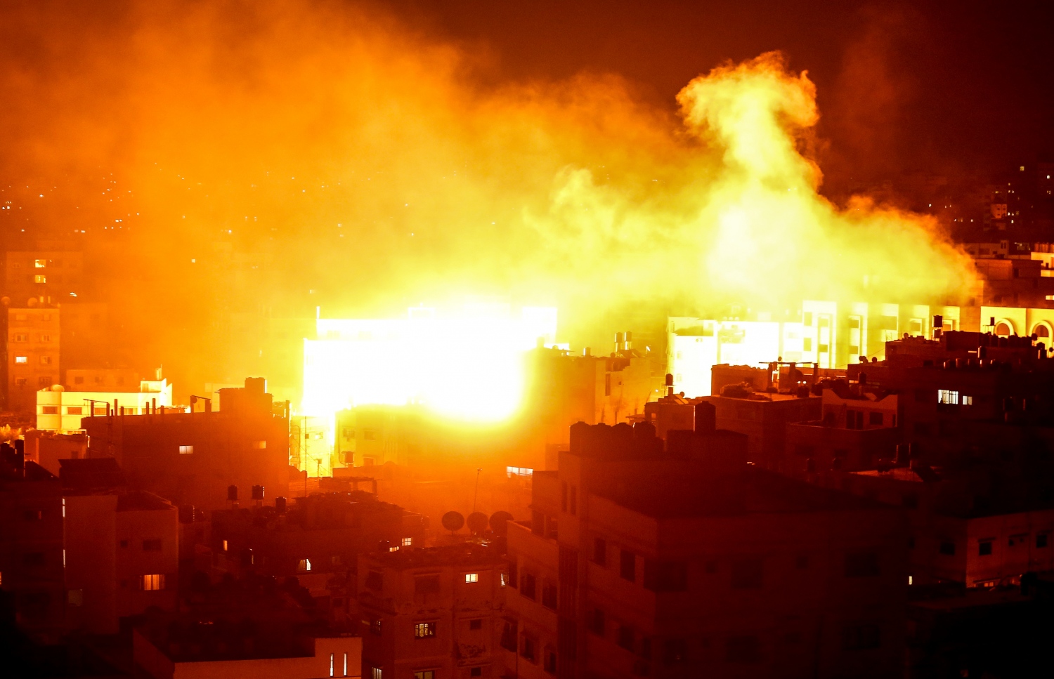 ގާޒާ: ނޮވެމްބަރު 12، 2018: ގާޒާގައި ހަމާސް އިން ހިންގާ ޓީވީ ސްޓޭޝަނަށް އިޒްރޭލުން ވައިގެ ހަމަލާ ދެނީ. --ފޮޓޯ:އޭއެފްޕީ