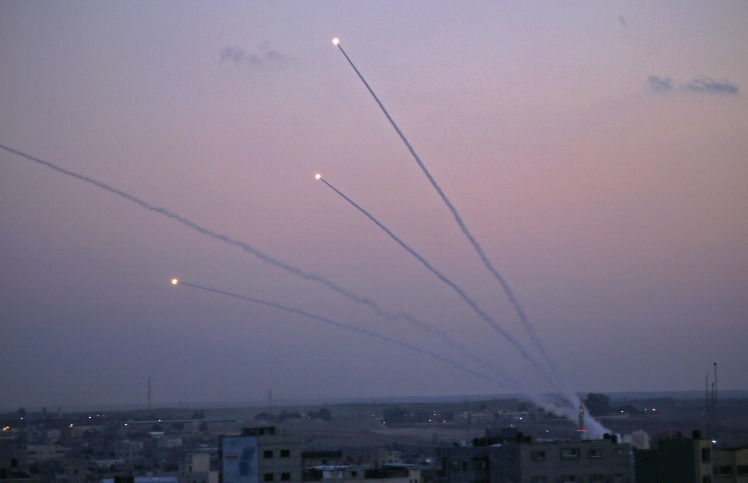 ގާޒާ: ނޮވެމްބަރު 12، 2018: ހަމާސް އިން އިޒްރޭލުގެ އަމާޒުތަކަށް ރޮކެޓް ހަމަލާ ދެނީ. --ފޮޓޯ:އޭއެފްޕީ