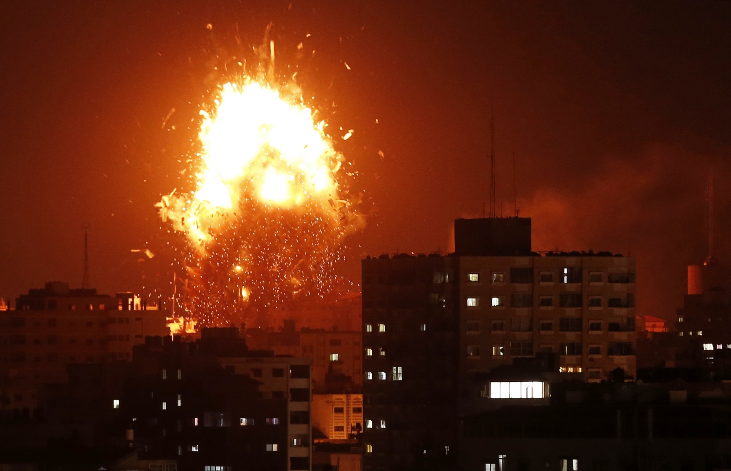 ގާޒާ: ނޮވެމްބަރު 12، 2018: ގާޒާގައި ހަމާސް އިން ހިންގާ ޓީވީ ސްޓޭޝަނަށް އިޒްރޭލުން ވައިގެ ހަމަލާ ދެނީ. --ފޮޓޯ:އޭއެފްޕީ