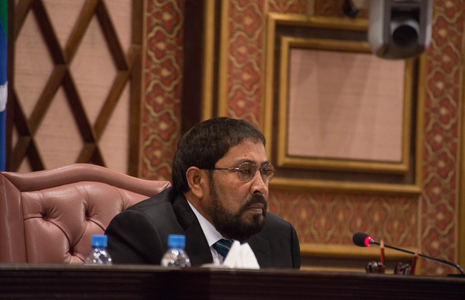 މަޖިލިހުގެ ޖަލްސާއެއްގެ ރިޔާސަތު ގާސިމް ބަލަަހައްޓަވަނީ.---ފޮޓޯ: މަޖިލިސް